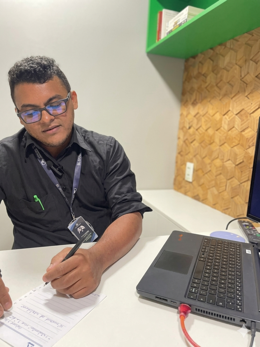 Retrato profissional de Fabio Silva, especialista em TI e CEO da TECFOR-CE em Fortaleza, Ceará, sorrindo e usando terno, com um rack de servidores ao fundo.