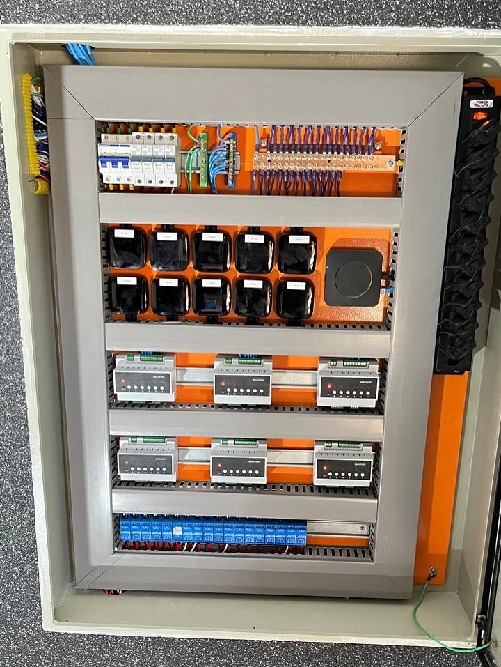 Quadro de automação residencial centralizada montado pela TECFOR-CE, exibindo disjuntores, barramentos de fiação, dez módulos de relé pretos e seis controladores inteligentes em trilho DIN com acabamento técnico de alto padrão.