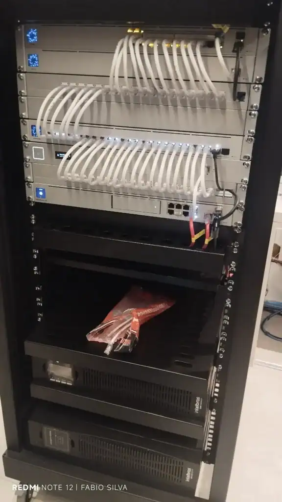 Rack de cabeamento estruturado com equipamentos UniFi instalado pela DAFEN em residencia na Cdade Alpha.