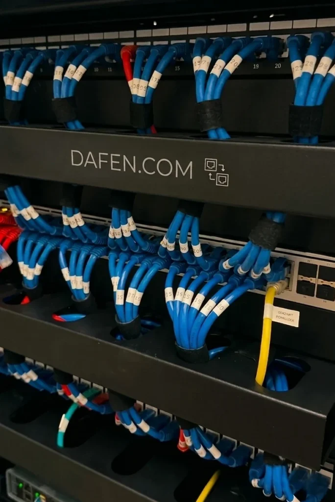 Patch panel organizado seguindo o padrão TIA/EIA-568.