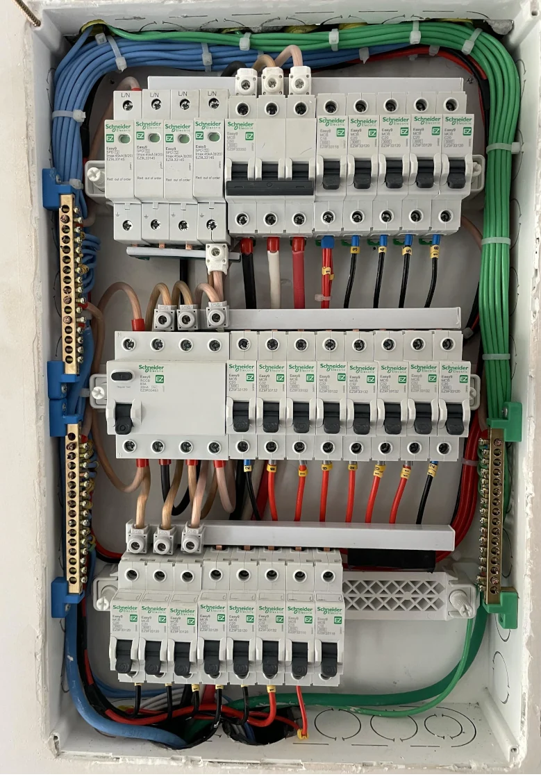 Quadro elétrico residencial instalado por eletricista em Fortaleza CE, com organização de circuitos, proteção elétrica e infraestrutura preparada para automação residencial.