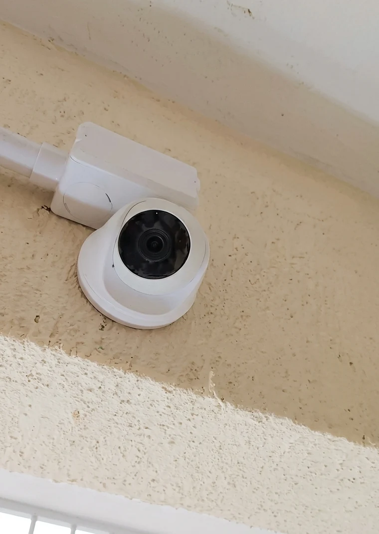 Sistema de monitoramento com câmeras IP instalado em condomínio no bairro luciano cavalcante.