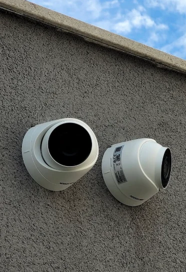 Câmera de segurança Hikvision instalada em projeto de CFTV IP