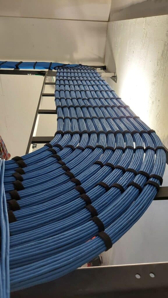 Infraestrutura de rede com eletrocalha metálica e cabeamento estruturado instalado em empresa de Fortaleza.