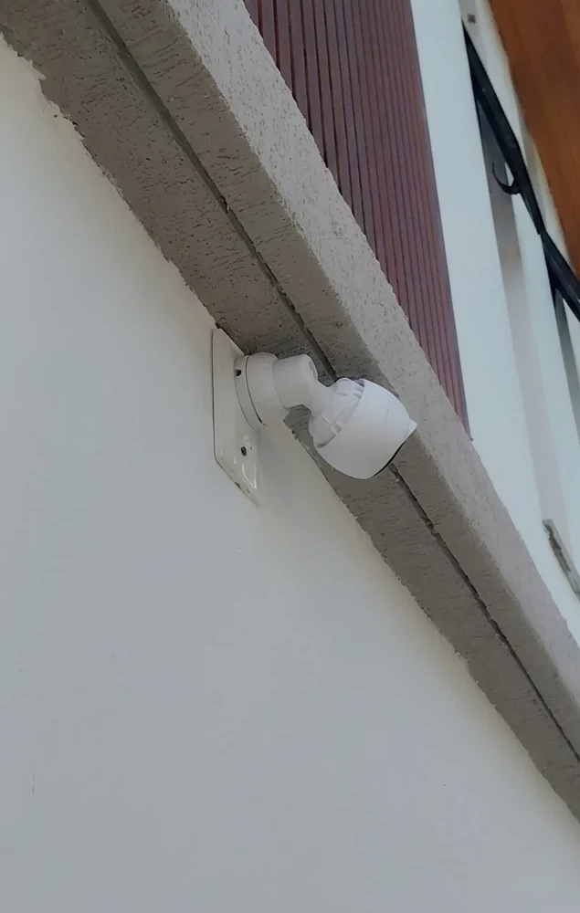 Câmera de segurança IP instalada em entrada residencial em Fortaleza