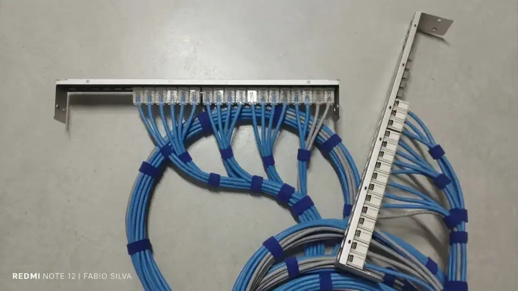 Patch panel de rede organizado em projeto de cabeamento estruturado realizado pela DAFEN em Cidade Alpha, Eusébio.