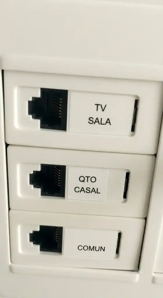 Tomadas RJ45 identificadas em projeto de cabeamento estruturado residencial no Meireles, Fortaleza.