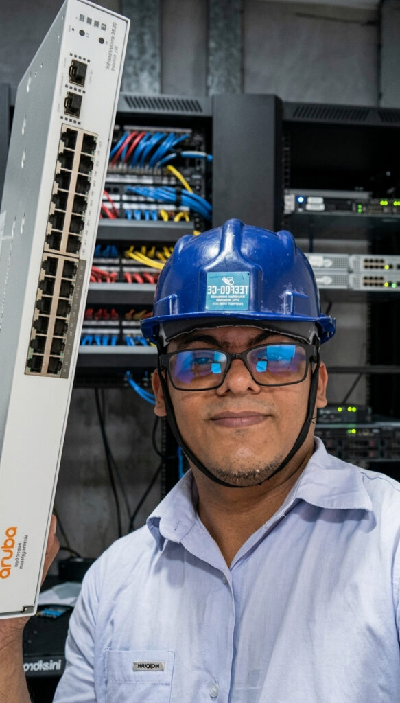 Fábio Silva realizando instalação de infraestrutura de redes com switch Aruba em ambiente corporativo em Fortaleza